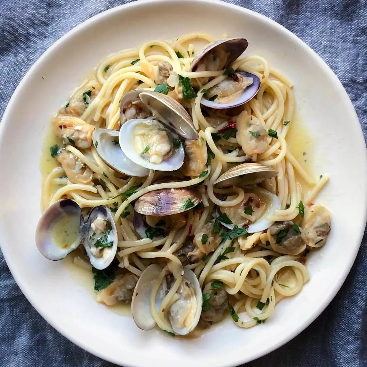 Spaghetti alle vongole — pasta with fresh clams and parsley